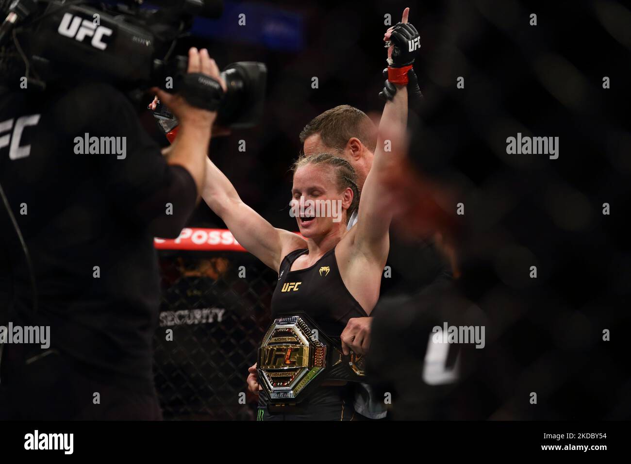 Valentina Shevchenko del Kirghizistan vince il suo incontro contro Taila Santos del Brasile nel titolo stravagante del womenâ durante l'evento UFC 275 al Singapore Indoor Stadium il 12 giugno 2022 a Singapore. (Foto di Suhaimi Abdullah/NurPhoto) Foto Stock