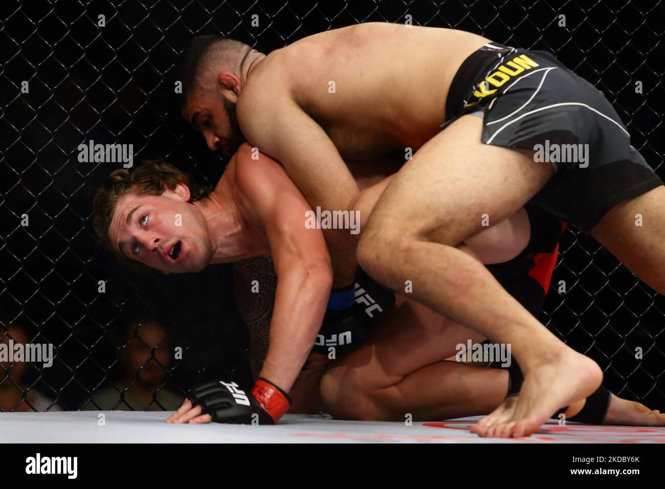 Brendan Allen of United States (bottom) batte Jacob Malkoun of Australia nel gruppo di pesi medi Mens durante l'evento UFC 275 al Singapore Indoor Stadium il 12 giugno 2022 a Singapore. (Foto di Suhaimi Abdullah/NurPhoto) Foto Stock