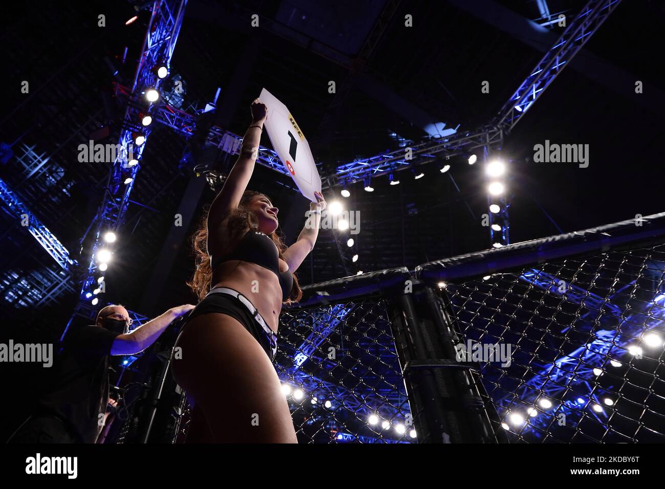 La ring girl Octagon presenta il round durante l'evento UFC 275 al Singapore Indoor Stadium il 12 giugno 2022 a Singapore. (Foto di Suhaimi Abdullah/NurPhoto) Foto Stock