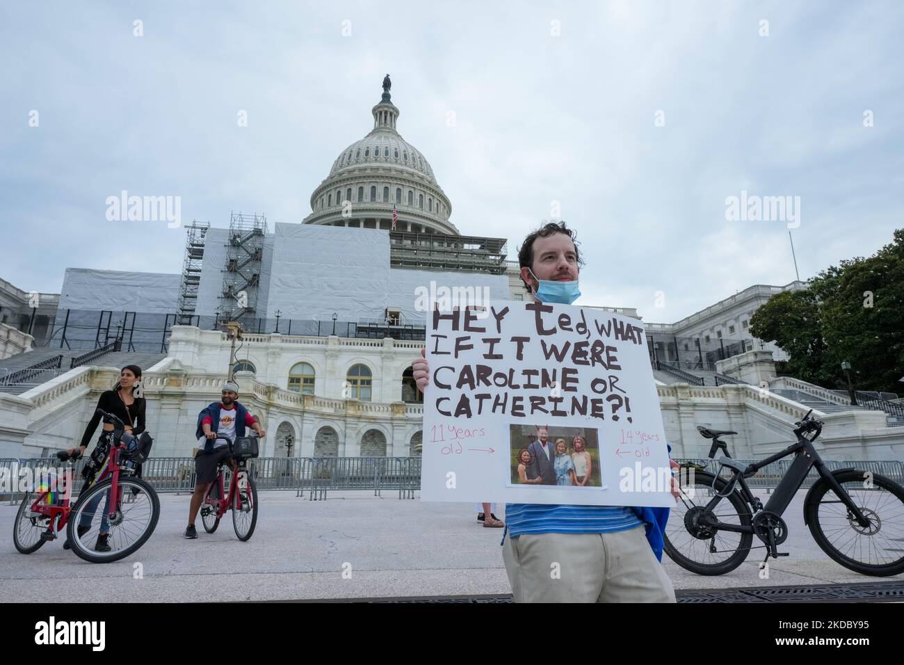 WASHINGTON, DC - 11 GIUGNO: I partecipanti partecipano a marzo per le nostre vite 2022 il 11 giugno 2022 a Washington, DC. “Migliaia di persone che vivono sotto la pioggia e le magliette si sono riversate nel sabato di Washington per rally contro l’epidemia di violenza sulle armi da fuoco della nazione e per chiedere al Congresso di prendere provvedimenti per porvi fine. Si sono riuniti in una mattinata grigia sul Mall per unirsi al rally messo in scena da marzo per le nostre vite, l'organizzazione fondata dagli studenti sopravvissuti alle riprese di massa del 2018 in una scuola superiore di Parkland, la.” -Washington Post (Foto di John Nacion/NurPhoto) Foto Stock