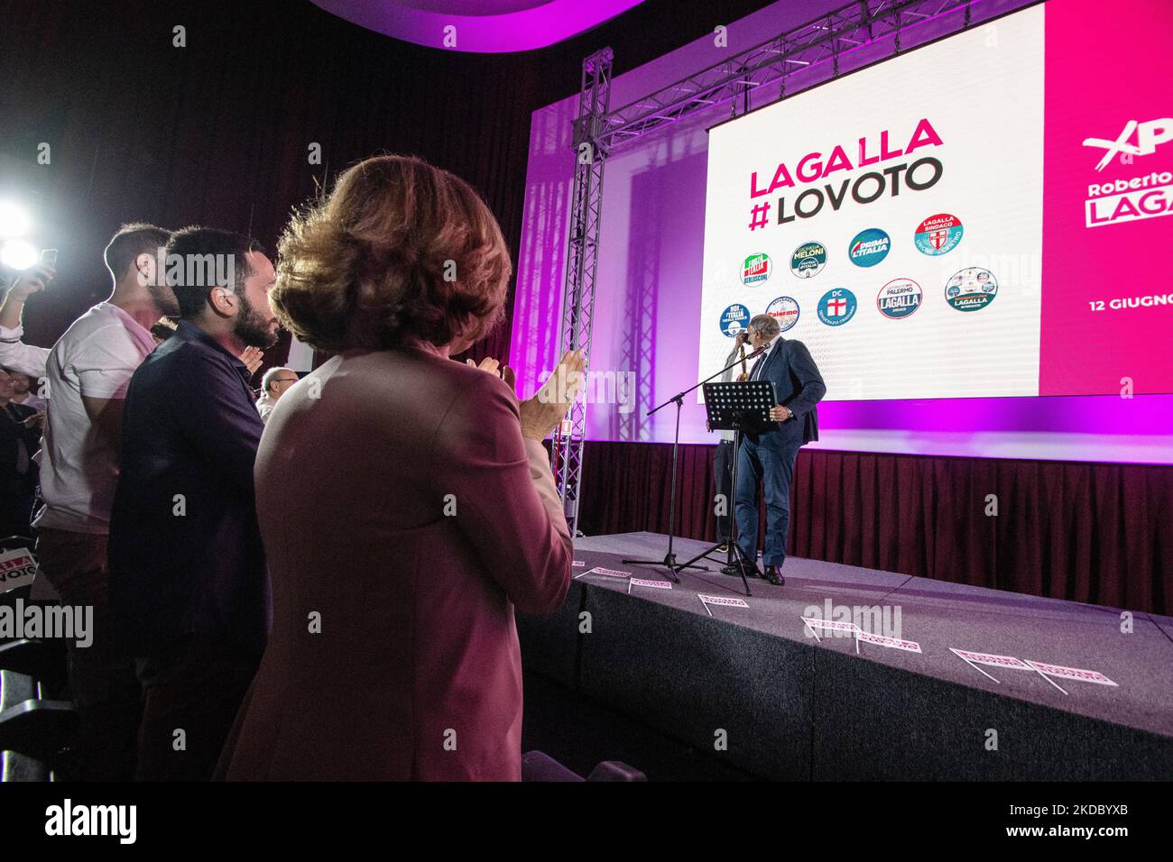 Ultimo incontro del candidato sindaco di Palermo, del Centro-destra Roberto Lagalla, al Politeama Multisala di Palermo. Italia, Sicilia, Palermo, 10 giugno 2022 (Foto di Francesco Militello Mirto/NurPhoto) Foto Stock