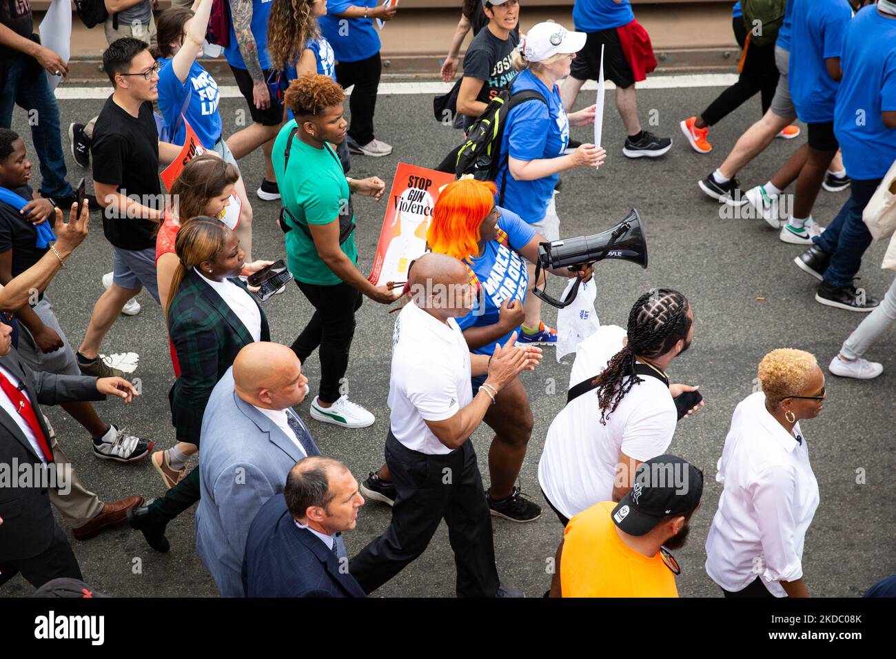 Migliaia di manifestanti hanno marciato da Cadman Plaza attraverso il ponte di Brooklyn fino al centro di Manhattan a New York City durante la marcia per la nostra vita il 11 giugno 2022 chiedendo la fine della violenza delle armi. (Foto di Karla Ann Cote/NurPhoto) Foto Stock
