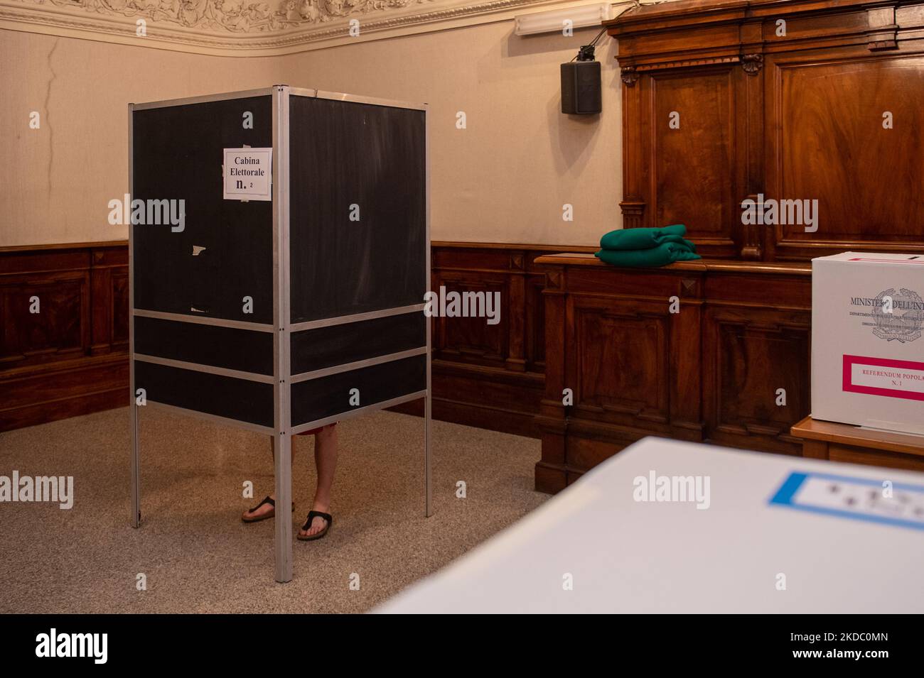 Operazioni di voto in un seggio elettorale per le elezioni comunali e per votare cinque referendum sulla giustizia. A Rieti, 12 giugno 2022 (Foto di Riccardo Fabi/NurPhoto) Foto Stock