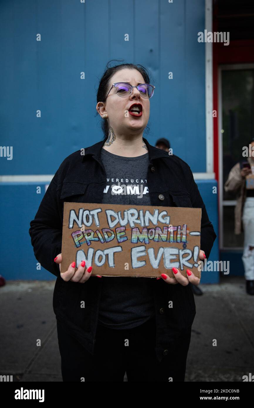 I manifestanti protestano contro i moli di Chelsea a New York per aver ospitato il governatore della Florida Ron DeSantis il 12 giugno 2022, la cui legislazione ha portato a molestie e minacce di violenza nei confronti della comunità LGBTQIA. (Foto di Karla Ann Cote/NurPhoto) Foto Stock