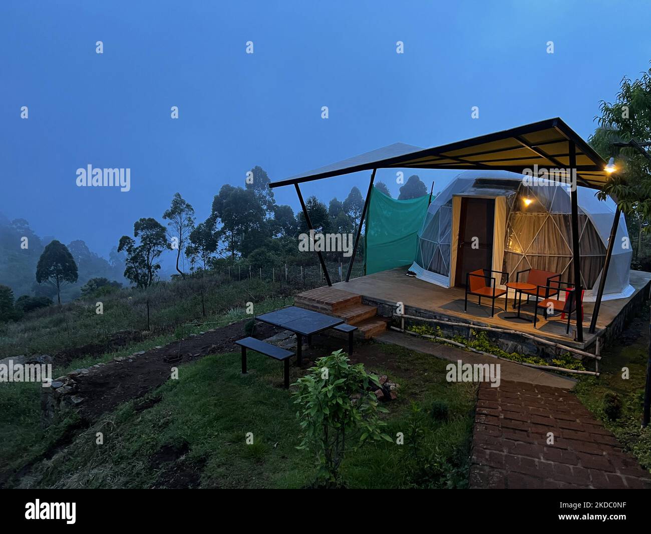 Scenario serale accanto a una cupola a forma di Igloo in un elegante sito di 'glamping' (campeggio di fantasia) lungo la montagna di Dindigul, Kodaikanal, Tamil Nadu, India. (Foto di Creative Touch Imaging Ltd./NurPhoto) Foto Stock