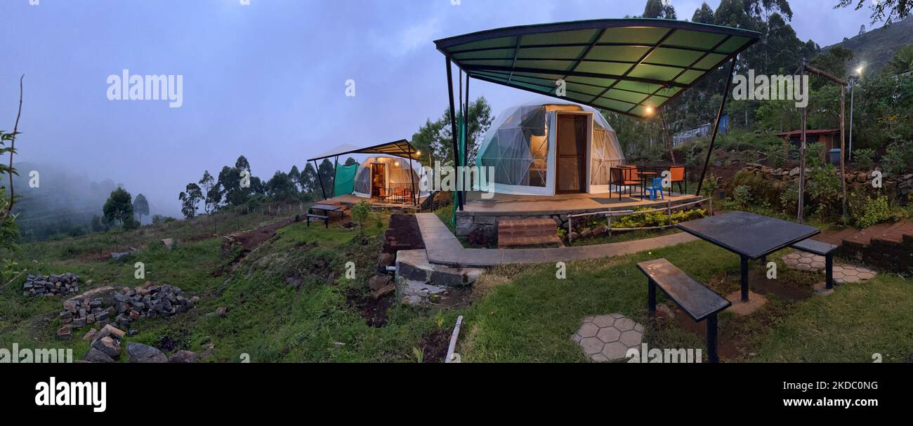 Paesaggio serale accanto a cupole di iurta a forma di 'Igloo' in un sito di lusso 'glamping' (campeggio di fantasia) lungo la montagna a Dindigul, Kodaikanal, Tamil Nadu, India. (Foto di Creative Touch Imaging Ltd./NurPhoto) Foto Stock