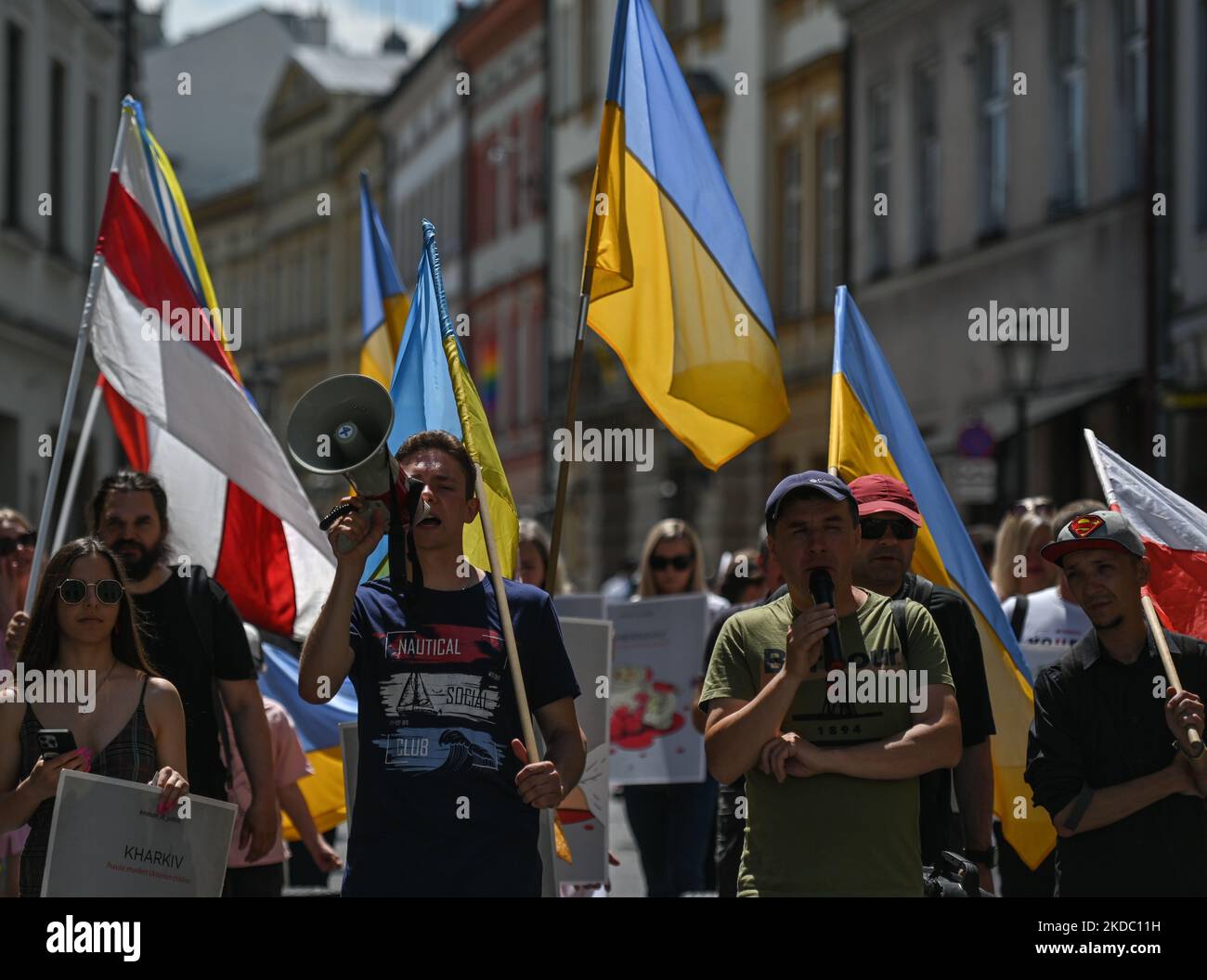 Membri della diaspora Ucraina locale, rifugiati di guerra, attivisti della pace, volontari e sostenitori locali durante il 109th° giorno della "protesta NATO Close the Sky" a Cracovia. Domenica 12 giugno 2022 a Cracovia, Polonia. (Foto di Artur Widak/NurPhoto) Foto Stock