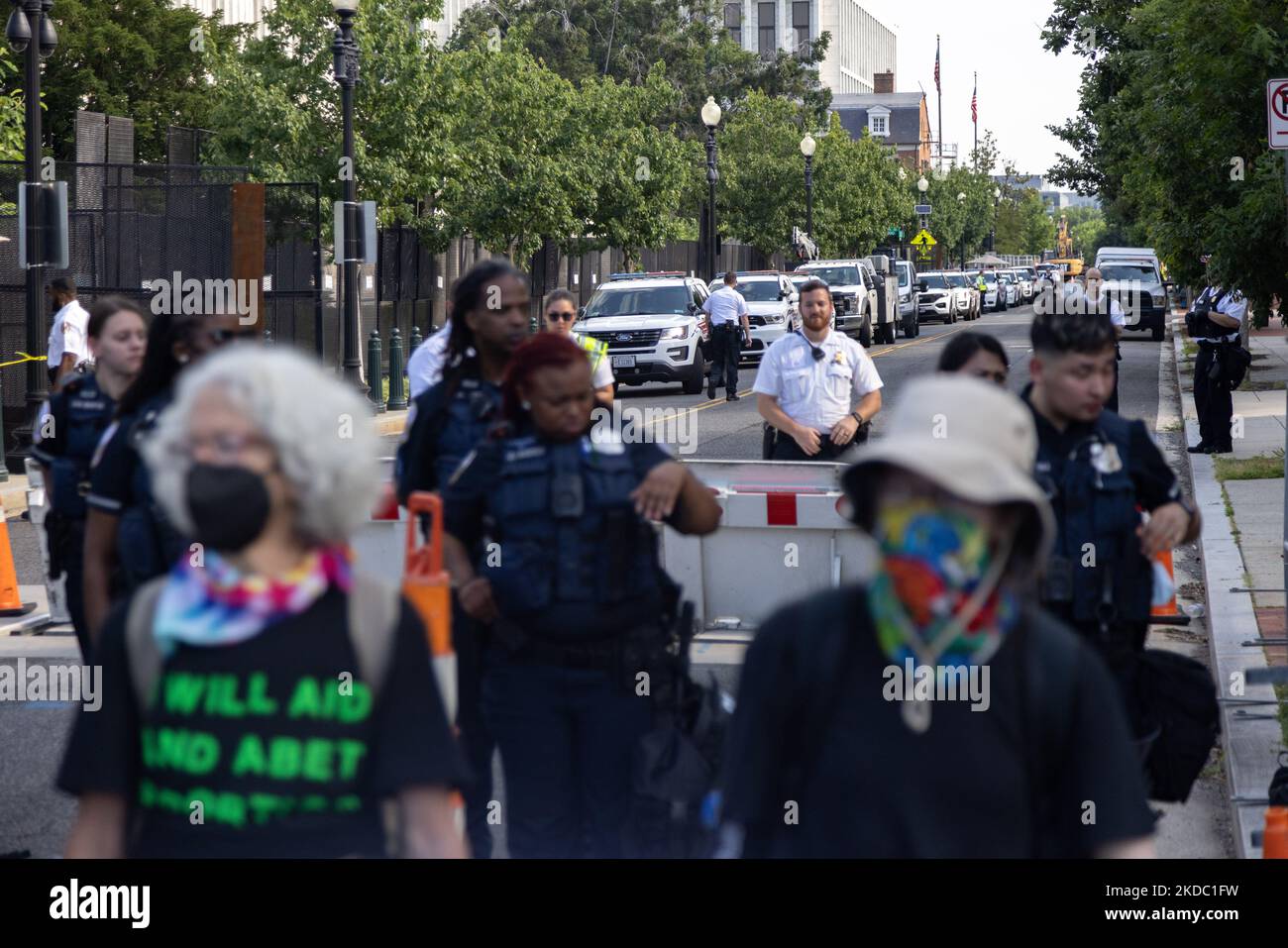 I veicoli della polizia allineano una strada che circonda la Corte Suprema a Washington, D.C. come i manifestanti pro di diritti di aborto con Shut Down DC ed altri gruppi conducono una marcia che tenta di circondarla e di bloccare gli ingressi veicolari a Washington, D.C. il 13 giugno 2022. (Foto di Bryan Olin Dozier/NurPhoto) Foto Stock