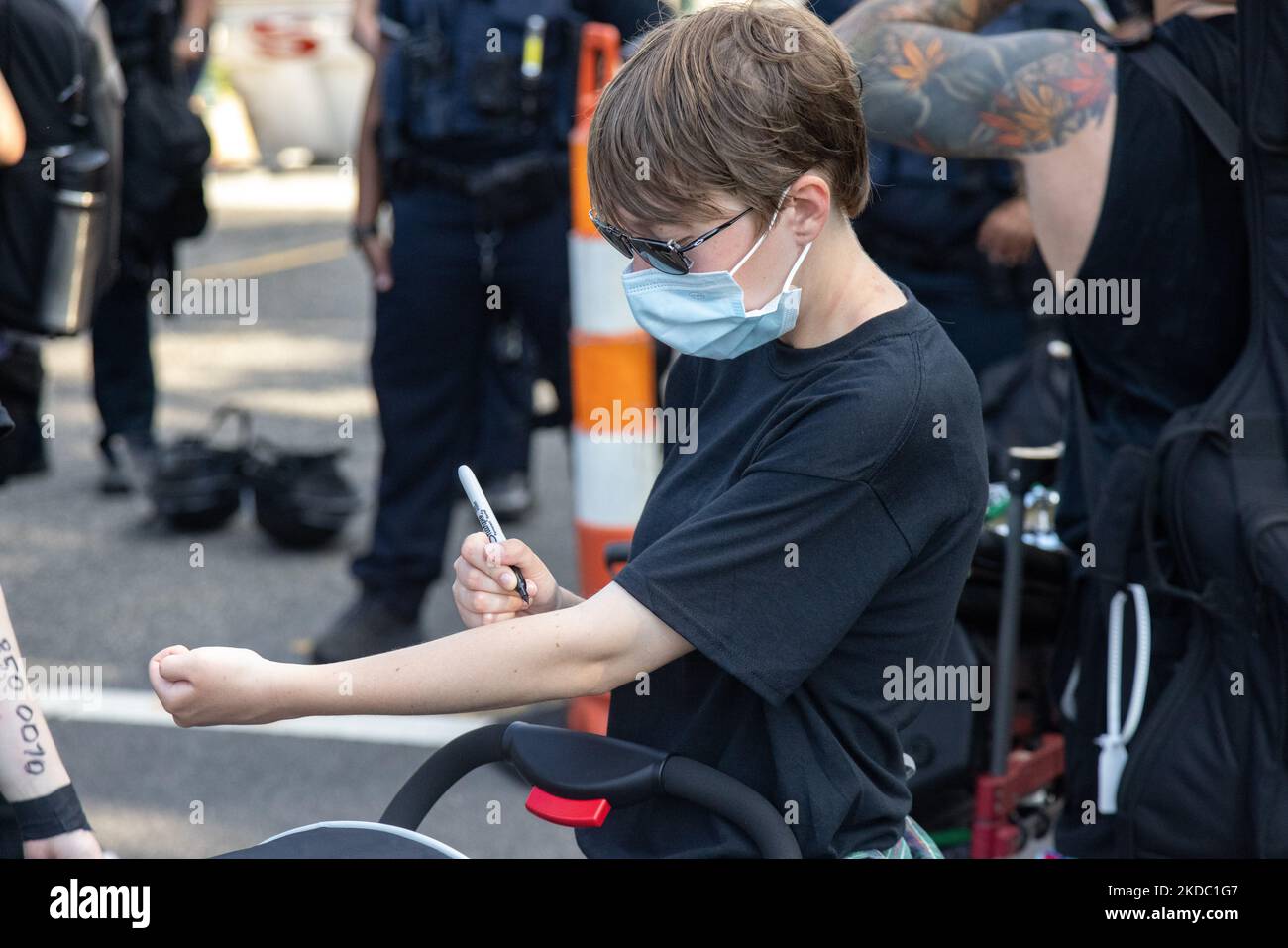 Un dimostratore di diritti di aborto pro scrive un numero di telefono sul loro braccio in preparazione per l'arresto come Shut Down DC e altri gruppi conducono una marcia che tenta di circondare la Corte Suprema e bloccare gli ingressi veicolari a Washington, D.C. il 13 giugno 2022. (Foto di Bryan Olin Dozier/NurPhoto) Foto Stock