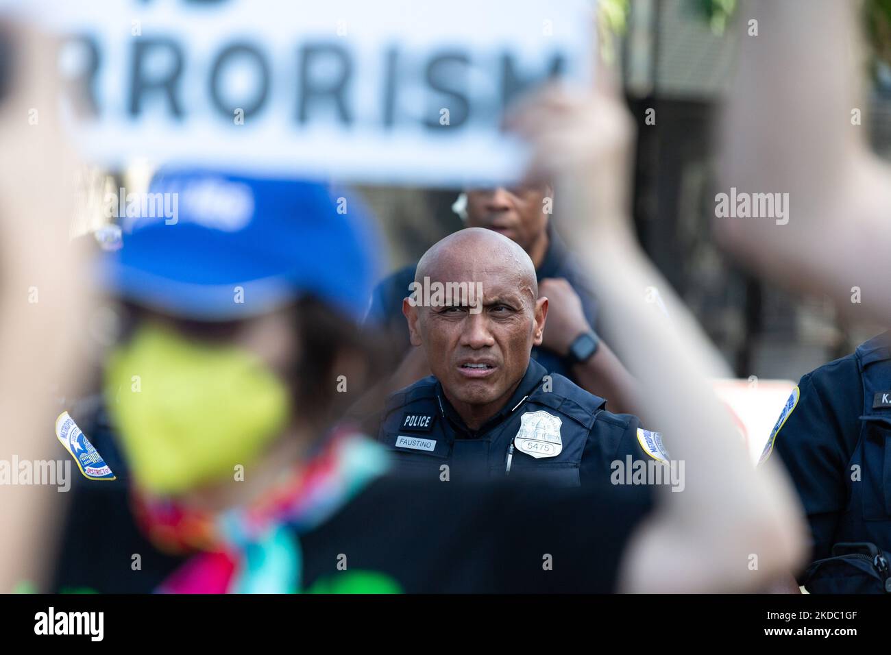 I manifestanti dei diritti di aborto pro con Shut Down DC e altri gruppi conducono una marcia cercando di circondare la Corte Suprema e bloccare gli ingressi veicolari a Washington, D.C. il 13 giugno 2022. (Foto di Bryan Olin Dozier/NurPhoto) Foto Stock