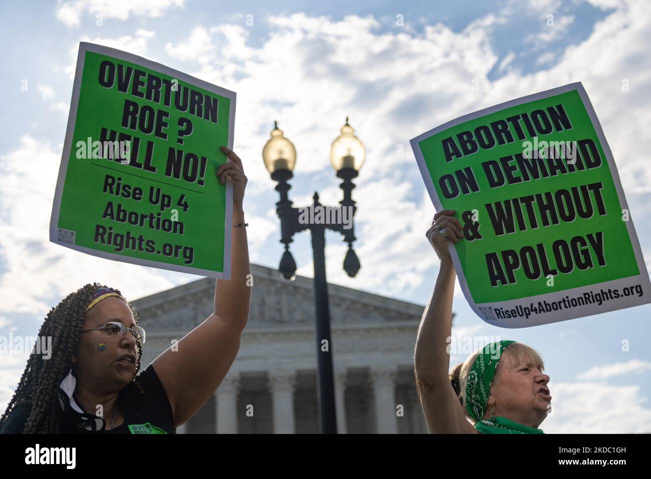 I manifestanti dei diritti di aborto pro con Shut Down DC e altri gruppi conducono una marcia cercando di circondare la Corte Suprema e bloccare gli ingressi veicolari a Washington, D.C. il 13 giugno 2022. (Foto di Bryan Olin Dozier/NurPhoto) Foto Stock