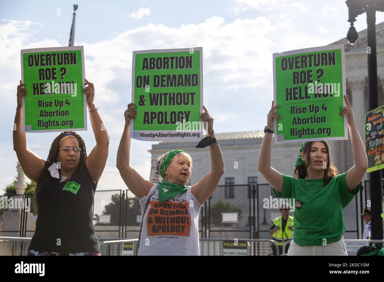 I manifestanti dei diritti di aborto pro con Shut Down DC e altri gruppi conducono una marcia cercando di circondare la Corte Suprema e bloccare gli ingressi veicolari a Washington, D.C. il 13 giugno 2022. (Foto di Bryan Olin Dozier/NurPhoto) Foto Stock