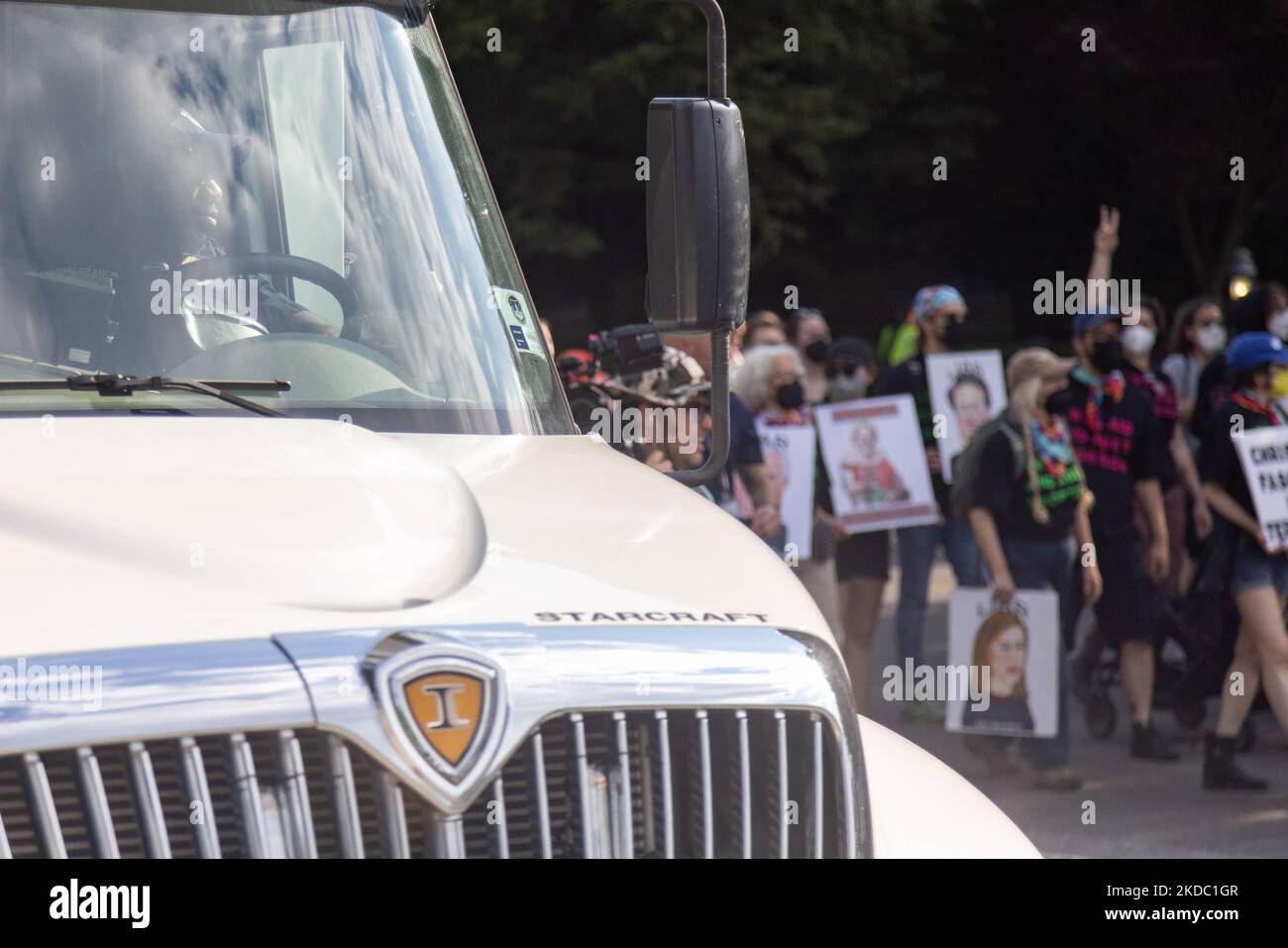 Un ufficiale di polizia guarda da un veicolo come pro aborto dimostranti diritti con Shut Down DC e altri gruppi conducono una marcia nel tentativo di circondare la Corte Suprema e bloccare gli ingressi veicolari a Washington, D.C. il 13 giugno 2022. (Foto di Bryan Olin Dozier/NurPhoto) Foto Stock