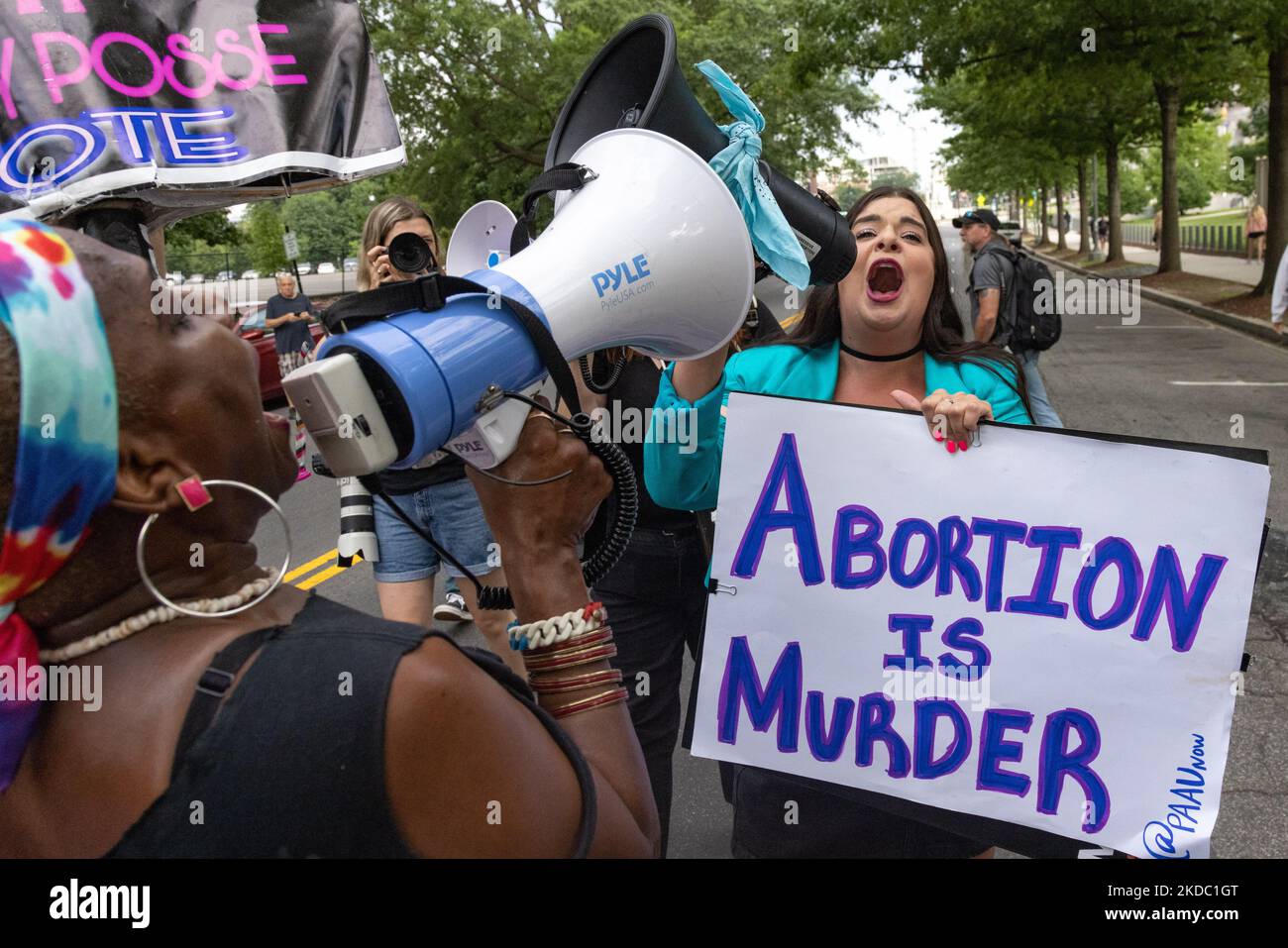 I contromanifestanti interrpupt una manifestazione di diritti di aborto a Washington, D.C. il 13 giugno 2022. (Foto di Bryan Olin Dozier/NurPhoto) Foto Stock