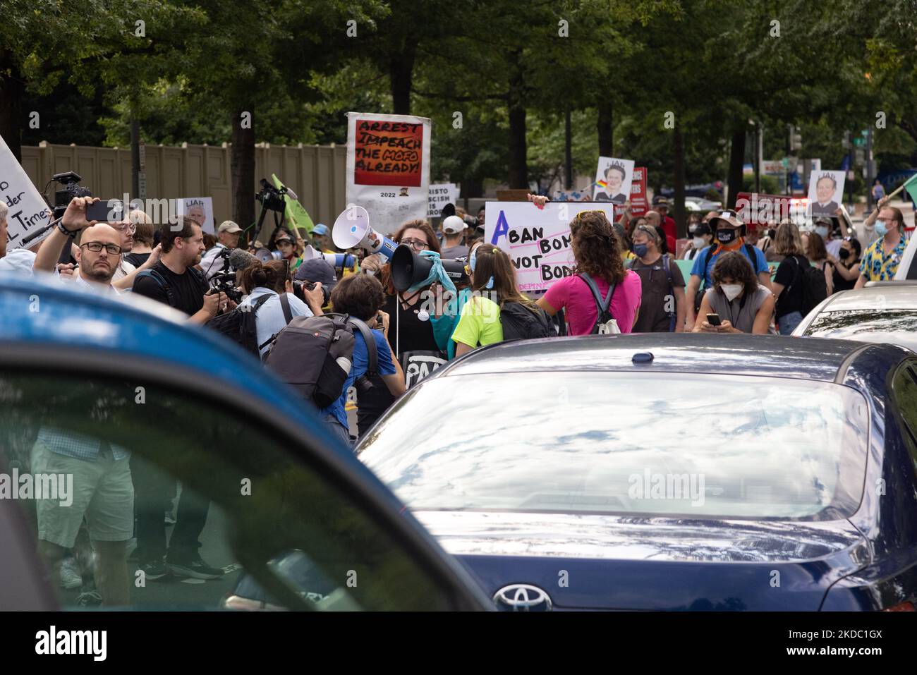 I manifestanti dei diritti di aborto pro con Shut Down DC e altri gruppi conducono una marcia cercando di circondare la Corte Suprema e bloccare gli ingressi veicolari a Washington, D.C. il 13 giugno 2022. (Foto di Bryan Olin Dozier/NurPhoto) Foto Stock