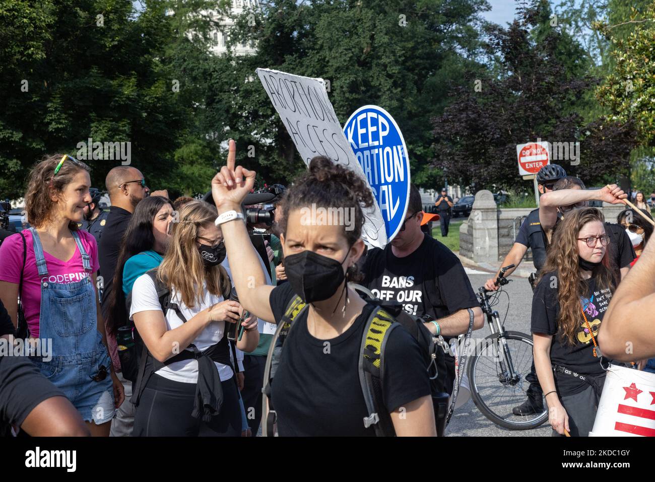 Una donna fa un gesto di mano ai contromandienti che tentano di intercacciare una manifestazione sui diritti all'aborto a Washington, D.C. il 13 giugno 2022. (Foto di Bryan Olin Dozier/NurPhoto) Foto Stock