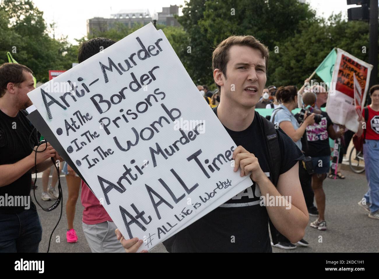 I manifestanti dei diritti di aborto pro con Shut Down DC e altri gruppi conducono una marcia cercando di circondare la Corte Suprema e bloccare gli ingressi veicolari a Washington, D.C. il 13 giugno 2022. (Foto di Bryan Olin Dozier/NurPhoto) Foto Stock