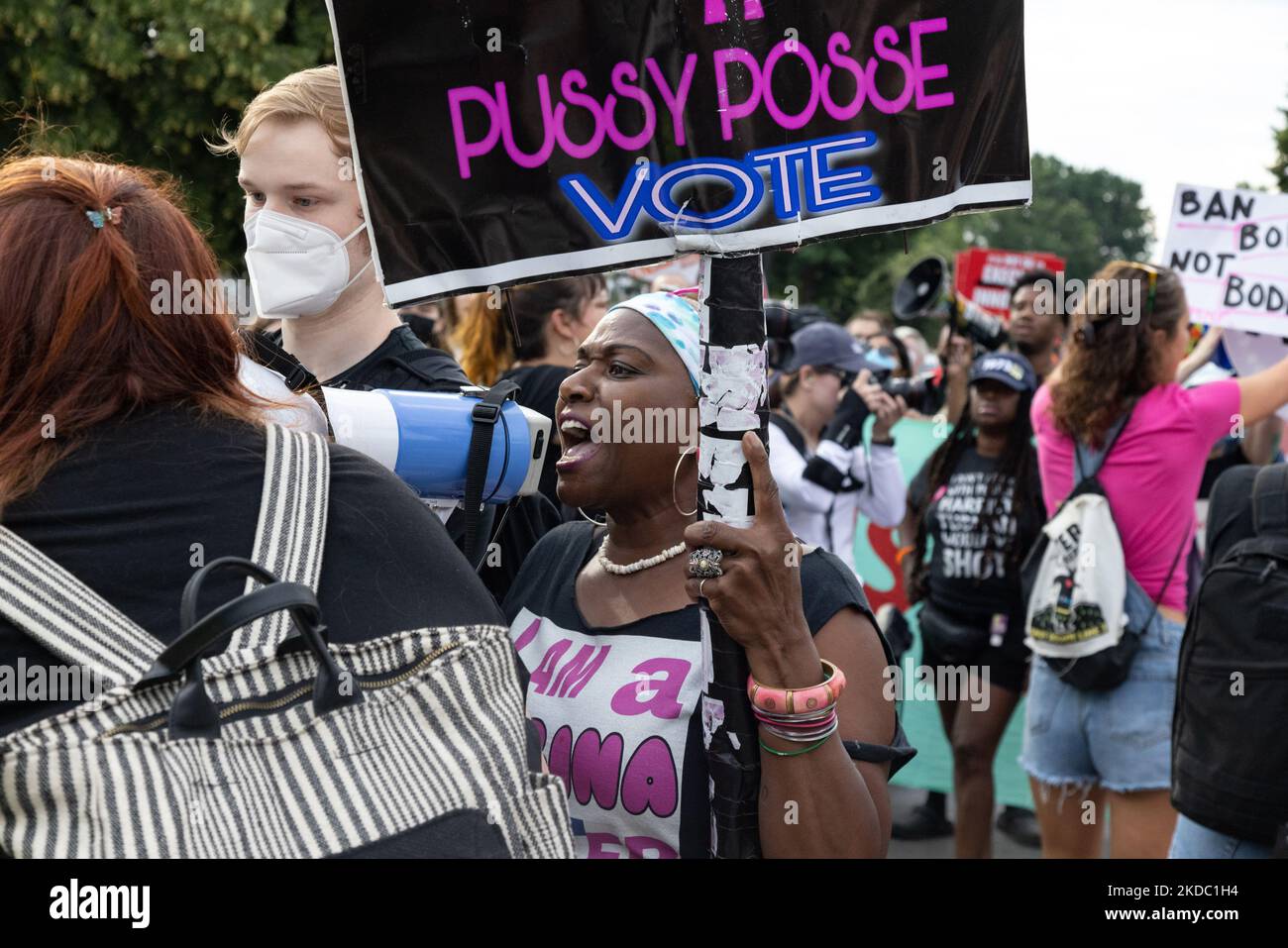 I contromanifestanti interrpupt una manifestazione di diritti di aborto a Washington, D.C. il 13 giugno 2022. (Foto di Bryan Olin Dozier/NurPhoto) Foto Stock