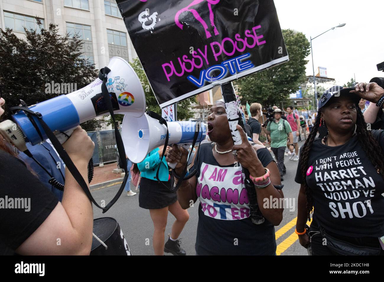 I contromanifestanti interrpupt una manifestazione di diritti di aborto a Washington, D.C. il 13 giugno 2022. (Foto di Bryan Olin Dozier/NurPhoto) Foto Stock