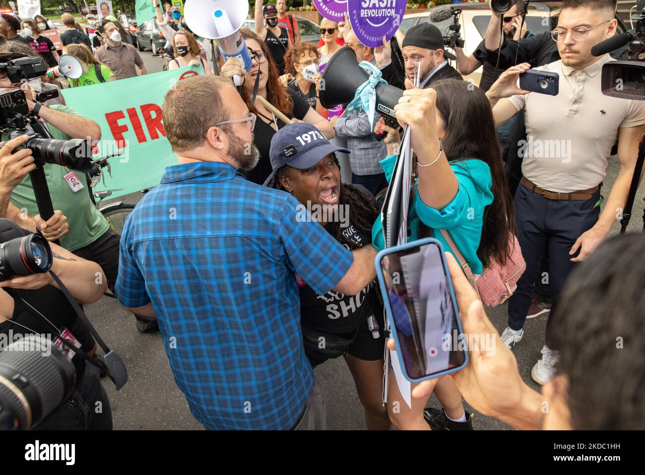 I contromanifestanti interrpupt una manifestazione di diritti di aborto a Washington, D.C. il 13 giugno 2022. (Foto di Bryan Olin Dozier/NurPhoto) Foto Stock
