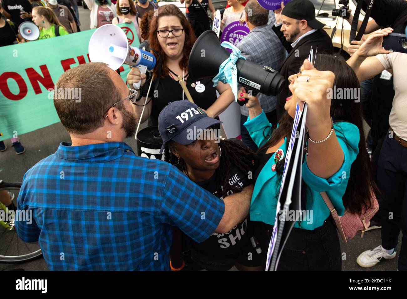 I contromanifestanti interrpupt una manifestazione di diritti di aborto a Washington, D.C. il 13 giugno 2022. (Foto di Bryan Olin Dozier/NurPhoto) Foto Stock