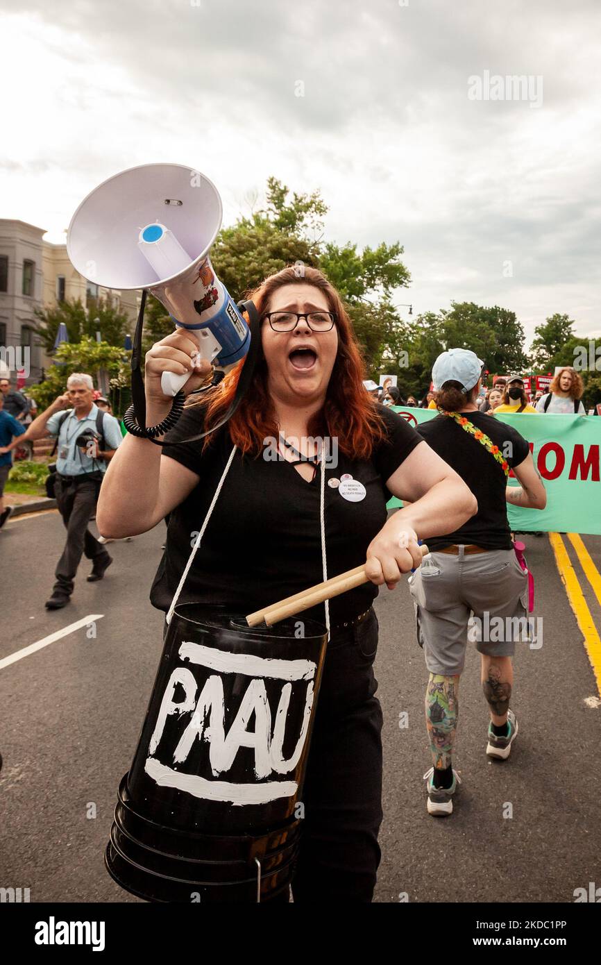 Lauren Handy, attivista anti-aborto, usa un corno di tori e un tamburo per cercare di interrompere e imped una marcia pro-scelta contro la decisione trapelata che rovescerebbe Roe contro Wade. Ribaltare la Roe consentirebbe a ogni Stato di emanare le proprie leggi riproduttive, e circa la metà dovrebbe vietare o limitare la pratica in una certa misura. (Foto di Allison Bailey/NurPhoto) Foto Stock