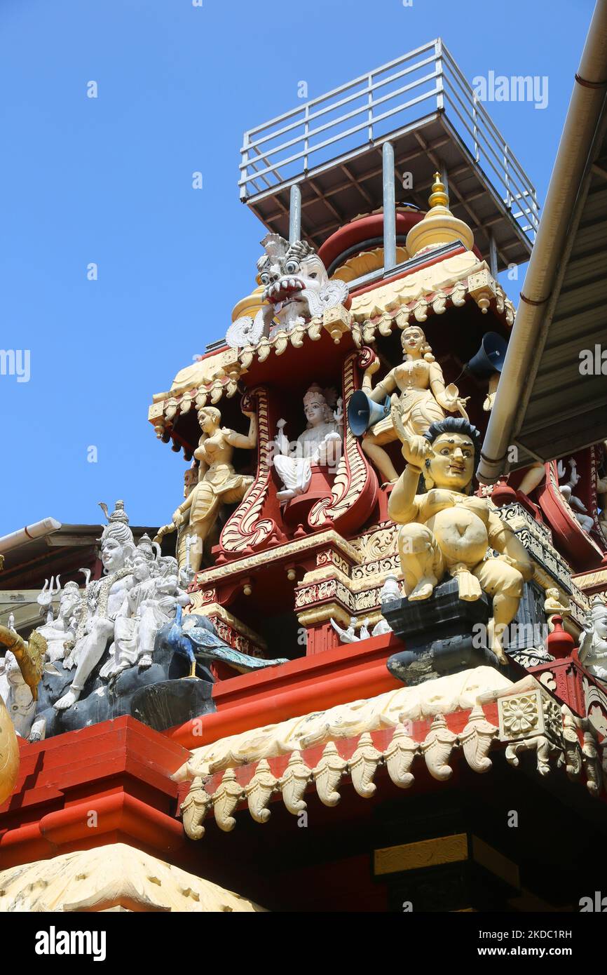 Le figure delle divinità indù adornano il Tempio di Pazhanchira Devi a Thiruvananthapuram (Trivandrum), Kerala, India il 26 maggio 2022. Il Tempio SREE Pazhanchira Devi è uno dei templi più antichi. Il tempio ha quasi 700 anni ed è un eccellente esempio di Kerala Vasthu Vidya e architettura del tempio. Questa struttura del patrimonio è inserita nell'elenco dei monumenti di rilevanza nazionale. (Foto di Creative Touch Imaging Ltd./NurPhoto) Foto Stock