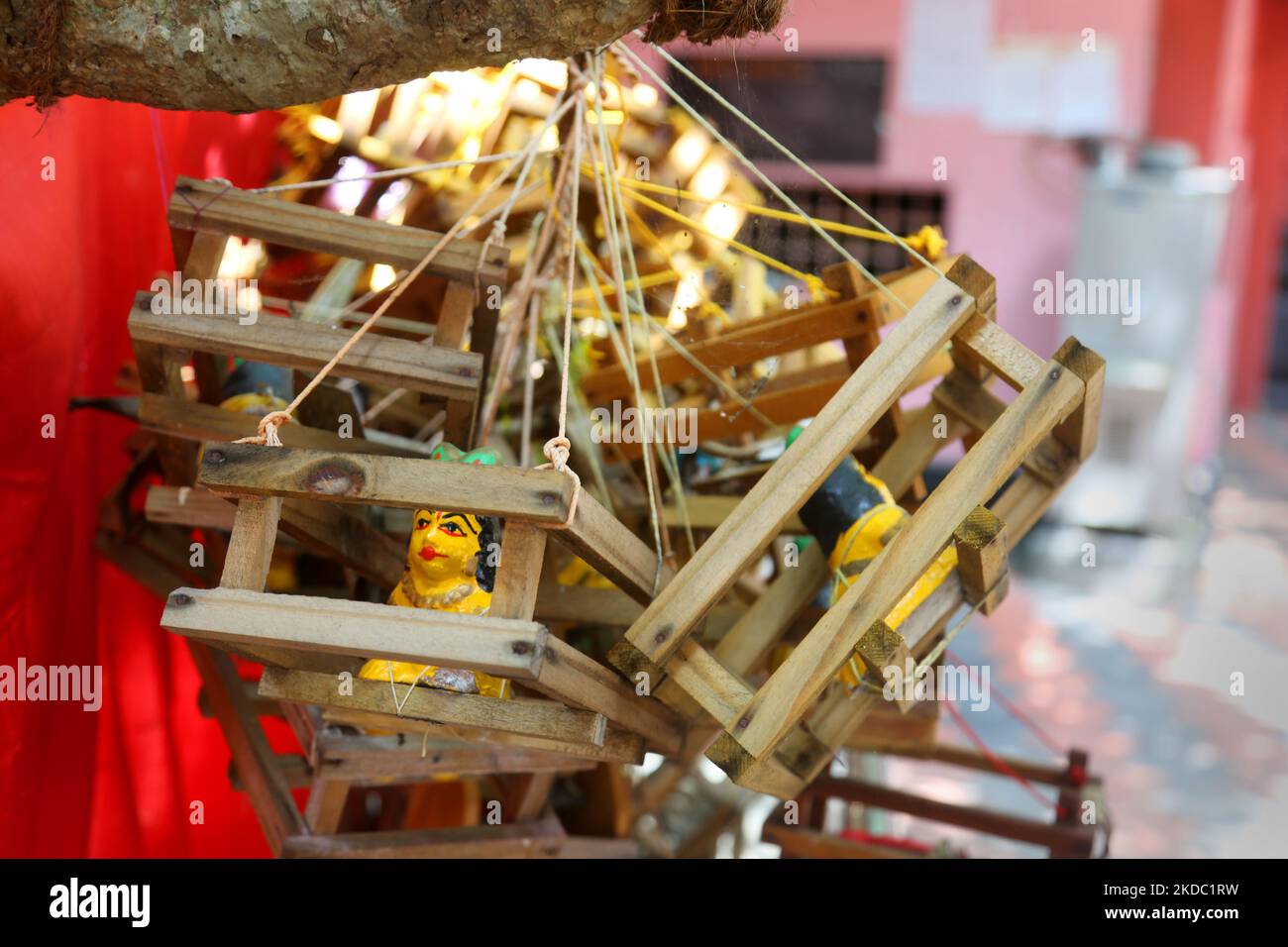 Piccole culle di legno poste da famiglie indù che pregano per avere bambini appesi sui rami di un albero al Tempio di Pazhanchira Devi a Thiruvananthapuram (Trivandrum), Kerala, India il 26 maggio 2022. Il Tempio SREE Pazhanchira Devi è uno dei templi più antichi. Il tempio ha quasi 700 anni ed è un eccellente esempio di Kerala Vasthu Vidya e architettura del tempio. Questa struttura del patrimonio è inserita nell'elenco dei monumenti di rilevanza nazionale. (Foto di Creative Touch Imaging Ltd./NurPhoto) Foto Stock