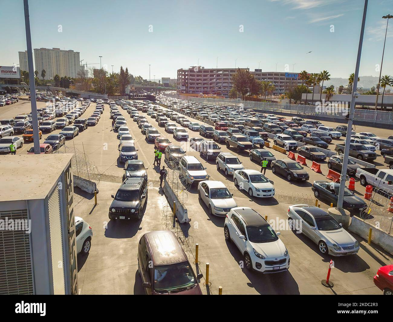 Il personale delle dogane e della protezione delle frontiere degli Stati Uniti insieme al personale DOD assicura il porto di ingresso di San Ysidro contro i tentativi di entrare illegalmente negli Stati Uniti dal Messico. Foto di mani Albrecht Ufficio doganale e di protezione delle frontiere degli Stati Uniti della Divisione delle comunicazioni visive per gli affari pubblici Foto Stock