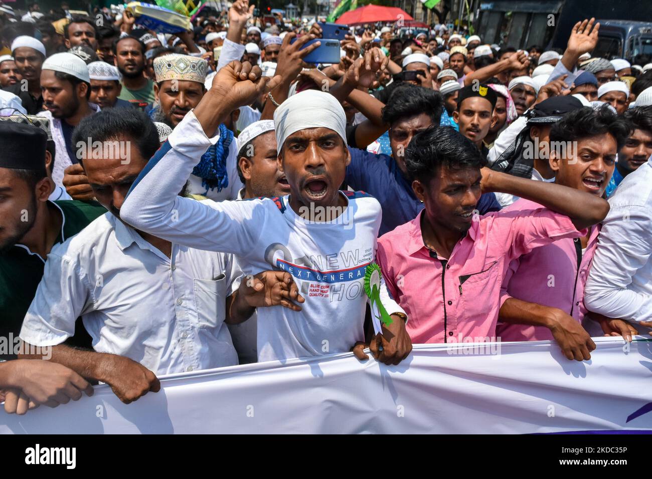 Varie organizzazioni islamiche si sono unite in una manifestazione di protesta a Kolkata , India , il 14 giugno 2022 , chiedendo l'arresto del leader del BJP Nudur Sharma per il suo commento dispregiativo sul profeta Mohammad. (Foto di Debarchan Chatterjee/NurPhoto) Foto Stock