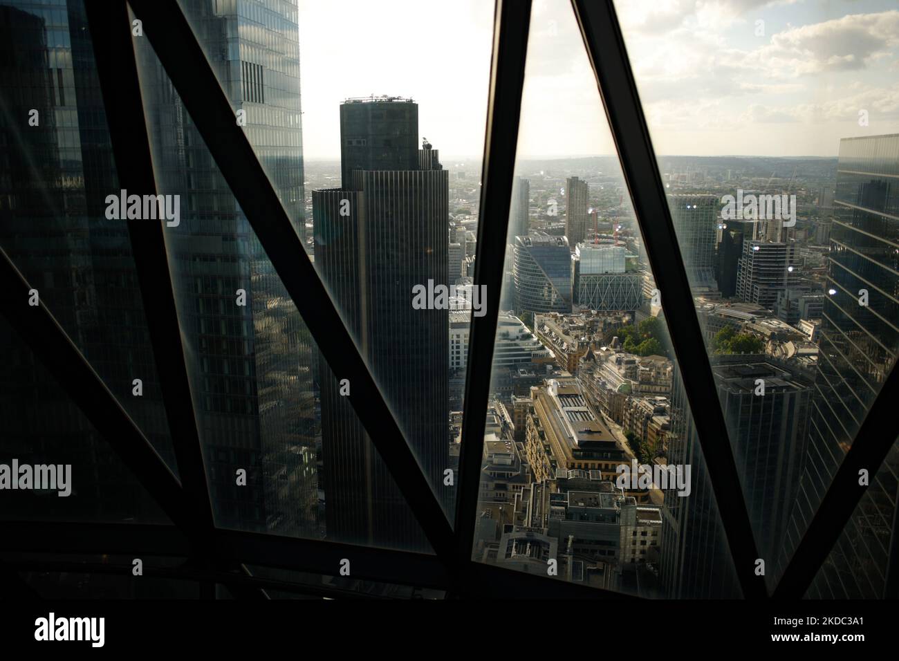Il grattacielo Tower 42 si trova nel quartiere finanziario della City of London, visto attraverso le finestre in cima alla torre St Mary Axe 30, comunemente conosciuta come Gherkin, a Londra, in Inghilterra, il 12 giugno 2022. (Foto di David Cliff/NurPhoto) Foto Stock