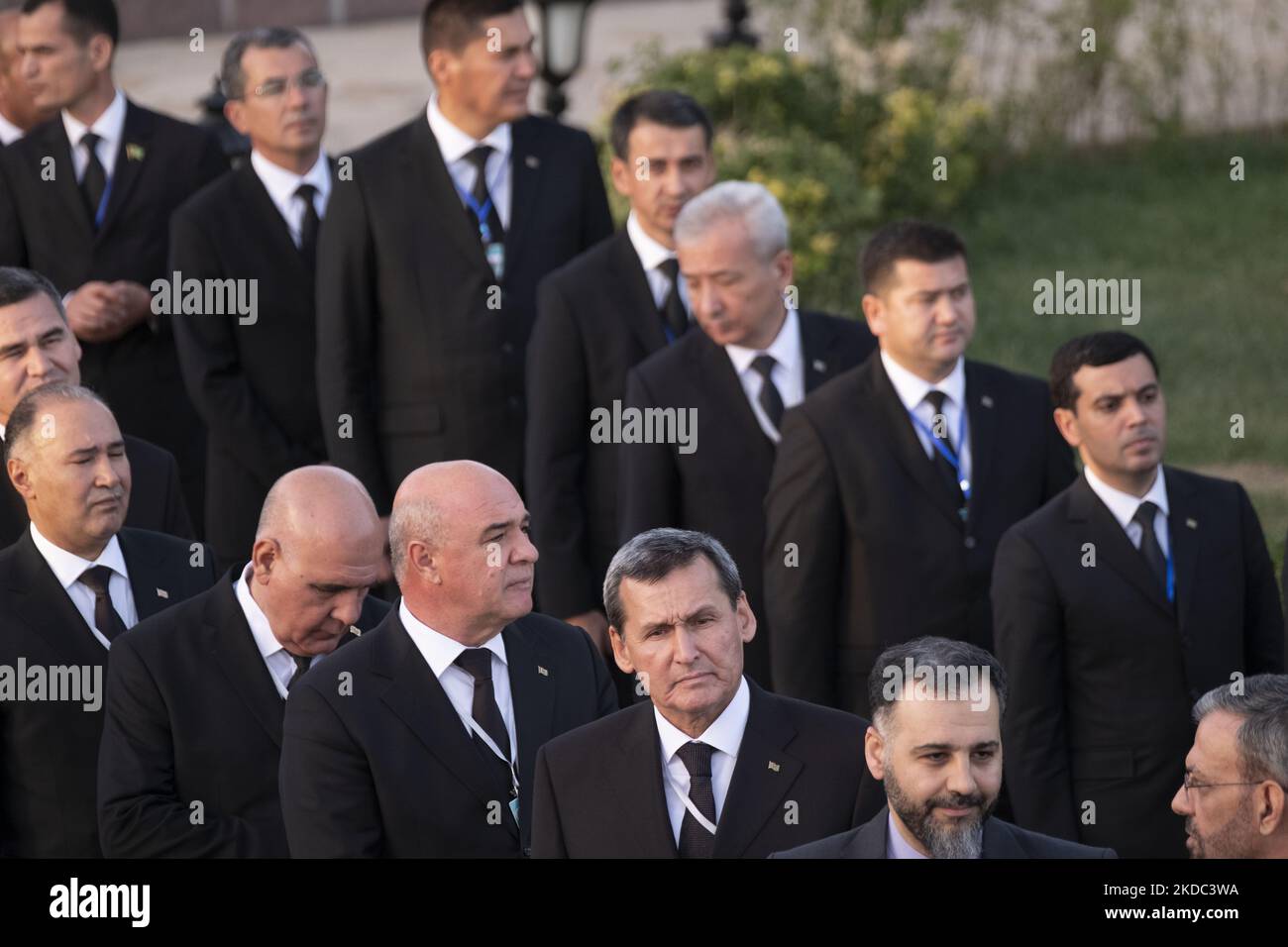 Il ministro degli Esteri del Turkmenistan Rashid Meredov (3rd R in basso) si occupa di stare con i funzionari turkmeni in attesa dell'arrivo del presidente del Turkmenistan Serdar Berdymukhamedov all'aeroporto internazionale Mehrabad di Teheran il 14 giugno 2022. (Foto di Morteza Nikoubazl/NurPhoto) Foto Stock