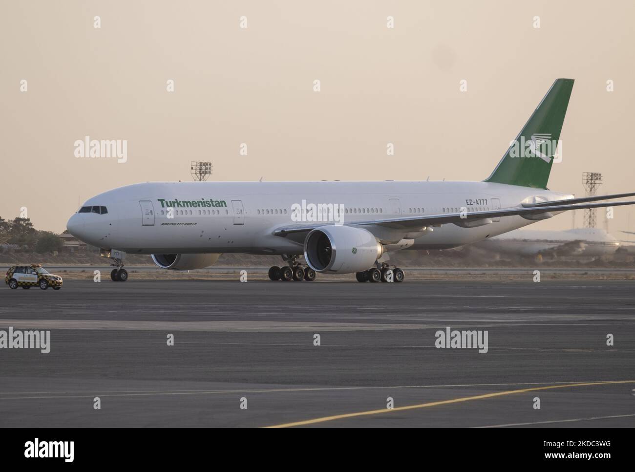 L’aeromobile Boeing 777-200LA della Turkmenistan Airlines con il presidente turco Serdar Berdymukhamedov è atterrato all’aeroporto internazionale Mehrabad di Teheran il 14 giugno 2022. (Foto di Morteza Nikoubazl/NurPhoto) Foto Stock