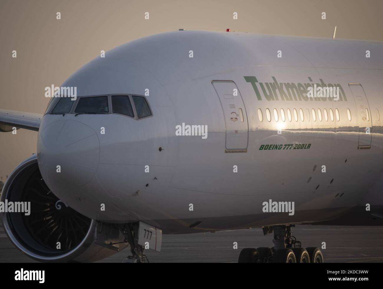 L’aeromobile Boeing 777-200LA della Turkmenistan Airlines con il presidente turco Serdar Berdymukhamedov è atterrato all’aeroporto internazionale Mehrabad di Teheran il 14 giugno 2022. (Foto di Morteza Nikoubazl/NurPhoto) Foto Stock