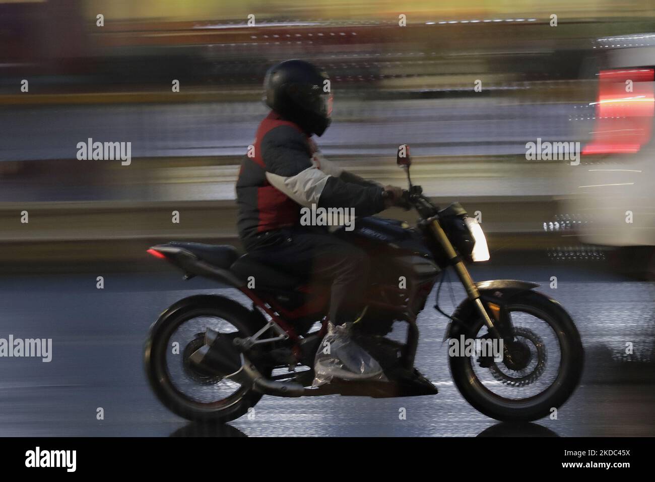 Un motociclista gira mentre piove nelle strade di Città del Messico, a causa delle fasce nuvolose della tempesta tropicale Blas, una zona a bassa pressione con potenziale ciclonico situato a sud delle coste di El Salvador, Insieme con lo spostamento dell'onda tropicale n° 4 e l'abbondante ingresso di umidità causato dal conca del Monsone, che manterrà le condizioni di piogge torrenziali nelle aree di Guerrero, Oaxaca, Chiapas e piogge disperse nella capitale. (Foto di Gerardo Vieyra/NurPhoto) Foto Stock