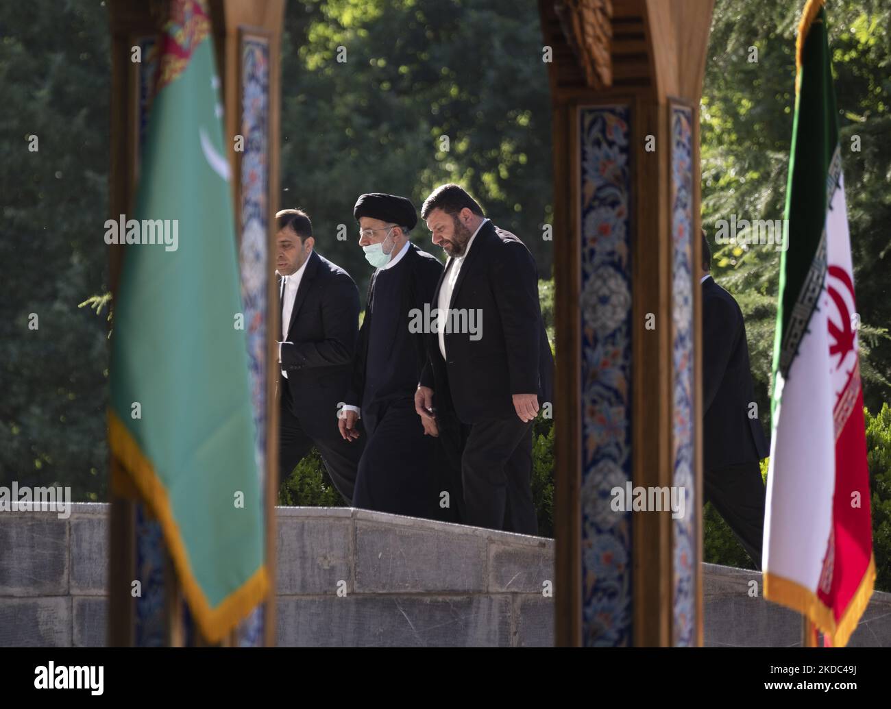 Prima di una cerimonia di benvenuto al palazzo di Saadabad nel nord di Teheran, il presidente iraniano Ebrahim Raisi (C) cammina in attesa del suo omologo turkmeno Serdar Berdymukhamedov, 15 giugno 2022. (Foto di Morteza Nikoubazl/NurPhoto) Foto Stock