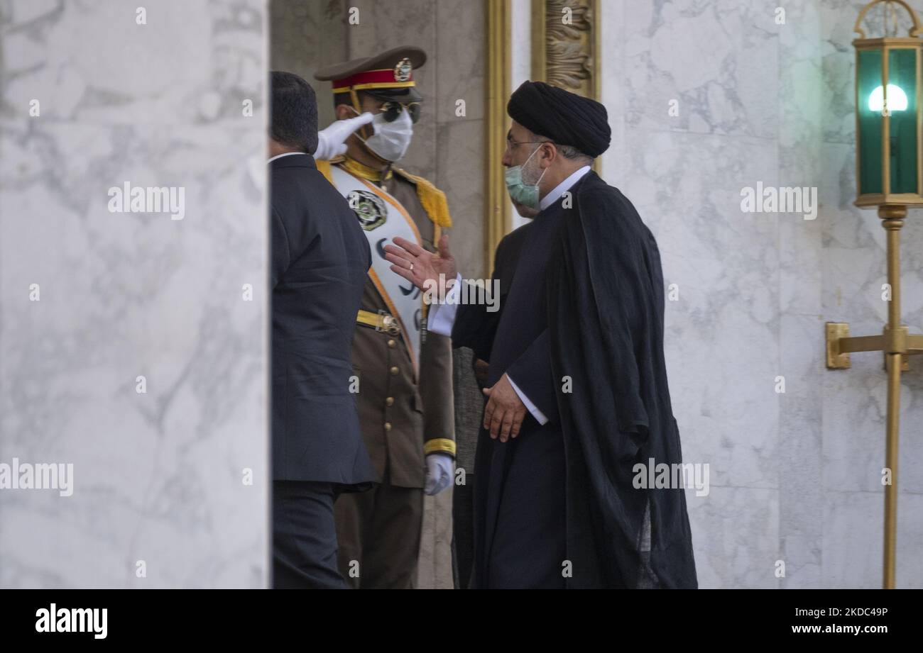 Prima di una cerimonia di benvenuto al palazzo di Saadabad nel nord di Teheran, il presidente iraniano Ebrahim Raisi (R) cammina in attesa del suo omologo turkmeno Serdar Berdymukhamedov, 15 giugno 2022. (Foto di Morteza Nikoubazl/NurPhoto) Foto Stock