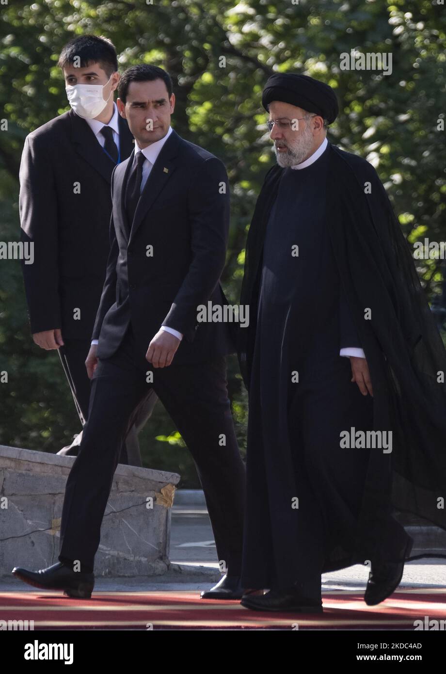 In occasione di una cerimonia di benvenuto al Palazzo Saadabad nel nord di Teheran, il presidente del Turkmenistan Serdar Berdymukhamedov (C) cammina con il suo omologo iraniano Ebrahim Raisi (R), il 15 giugno 2022. (Foto di Morteza Nikoubazl/NurPhoto) Foto Stock