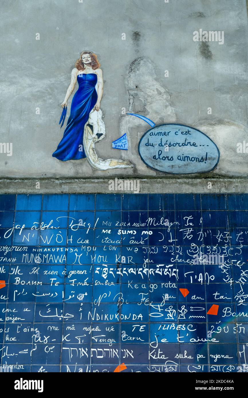 Un'immagine verticale del muro con le frasi "ti amo" in diverse lingue e un disegno di una donna a Parigi Foto Stock