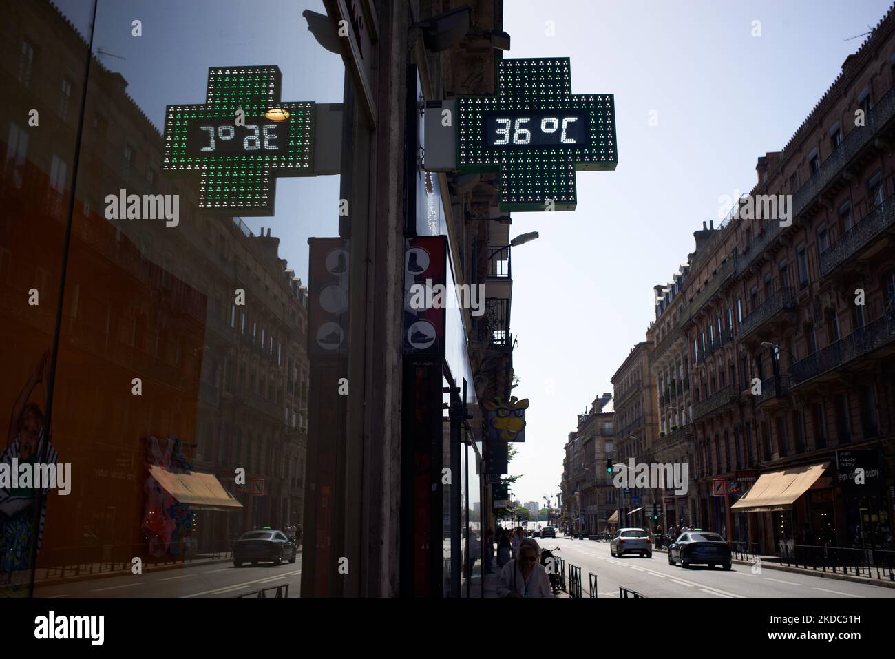 Questo termometro per farmacia indica 36°C. A causa di un "pennacchio termico" proveniente dal Nord Africa, la Francia sta rompendo i record di calore soprattutto nel Sud. La Francia è da 6 a 13 °C al di sopra delle temperature normali per giugno. Fino alla fine del pennacchio termico verranno interrotti diversi record di calore. MeteoFrance dice che il venerdì, le temperature potrebbero raggiungere nel Sud-Ovest della Francia, ovunque tra i 39°C e i 44°C. Per ora, sembra che il 2022 giugno sarà il giugno più caldo in Francia dal 1850. Christophe Cassou (CNRS e IPCC) ha spiegato che senza il riscaldamento globale, tali eventi di rottura record di calore sarebbero estremamente rari. Foto Stock