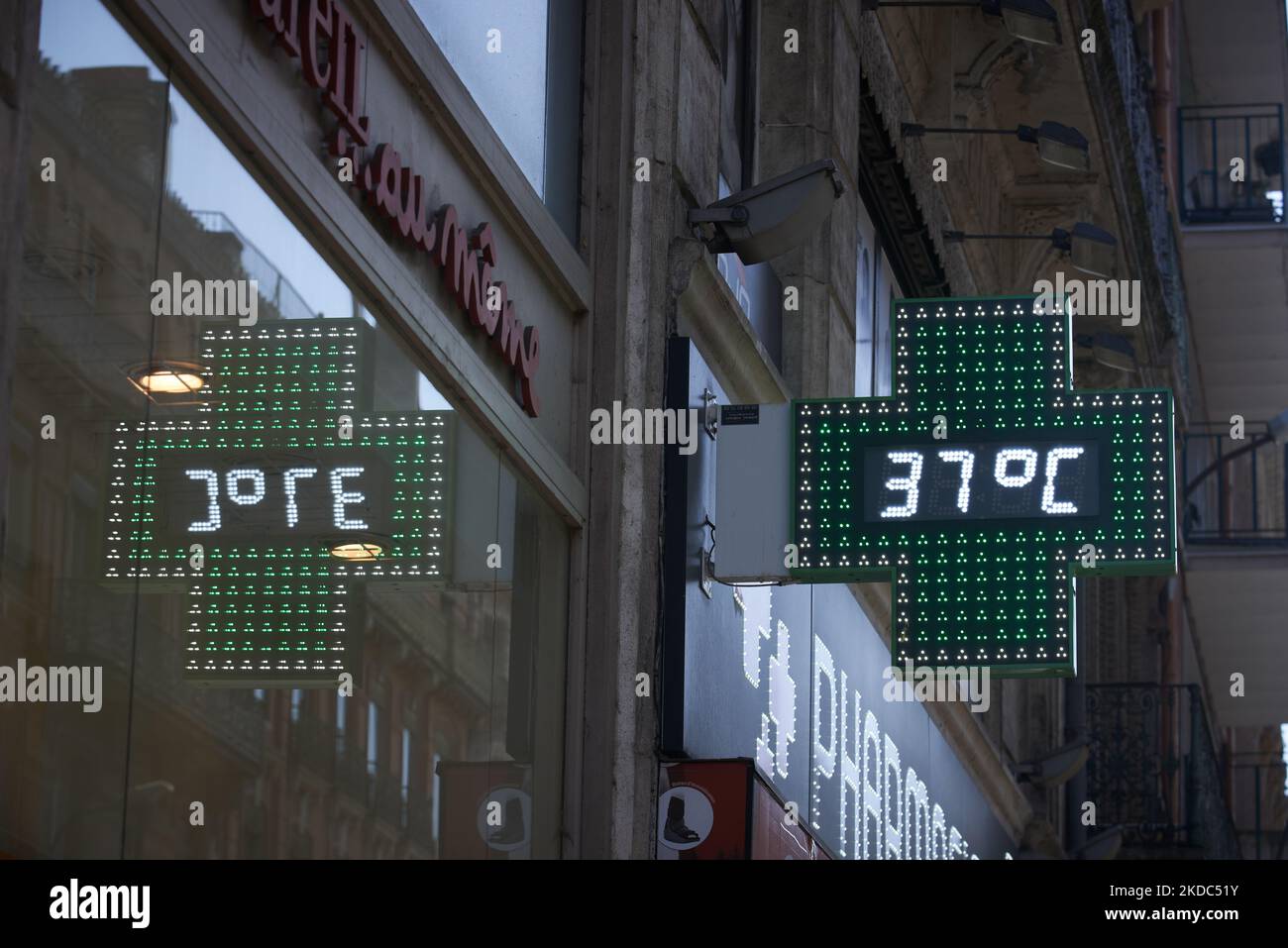 Questo termometro per farmacia indica 37°C. A causa di un "pennacchio termico" proveniente dal Nord Africa, la Francia sta rompendo i record di calore soprattutto nel Sud. La Francia è da 6 a 13 °C al di sopra delle temperature normali per giugno. Fino alla fine del pennacchio termico verranno interrotti diversi record di calore. MeteoFrance dice che il venerdì, le temperature potrebbero raggiungere nel Sud-Ovest della Francia, ovunque tra i 39°C e i 44°C. Per ora, sembra che il 2022 giugno sarà il giugno più caldo in Francia dal 1850. Christophe Cassou (CNRS e IPCC) ha spiegato che senza il riscaldamento globale, tali eventi di rottura record di calore sarebbero estremamente rari. Foto Stock