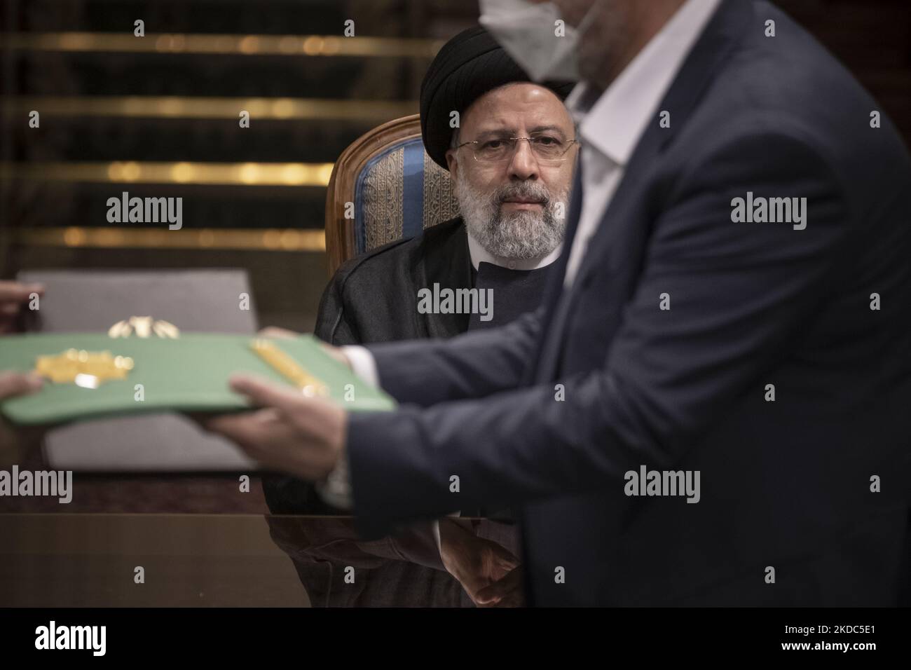 Un commercio ufficiale iraniano ha firmato copie di documenti con il suo omologo turkmeno come guarda il presidente iraniano Ebrahim Raisi, il 15 giugno 2022. (Foto di Morteza Nikoubazl/NurPhoto) Foto Stock