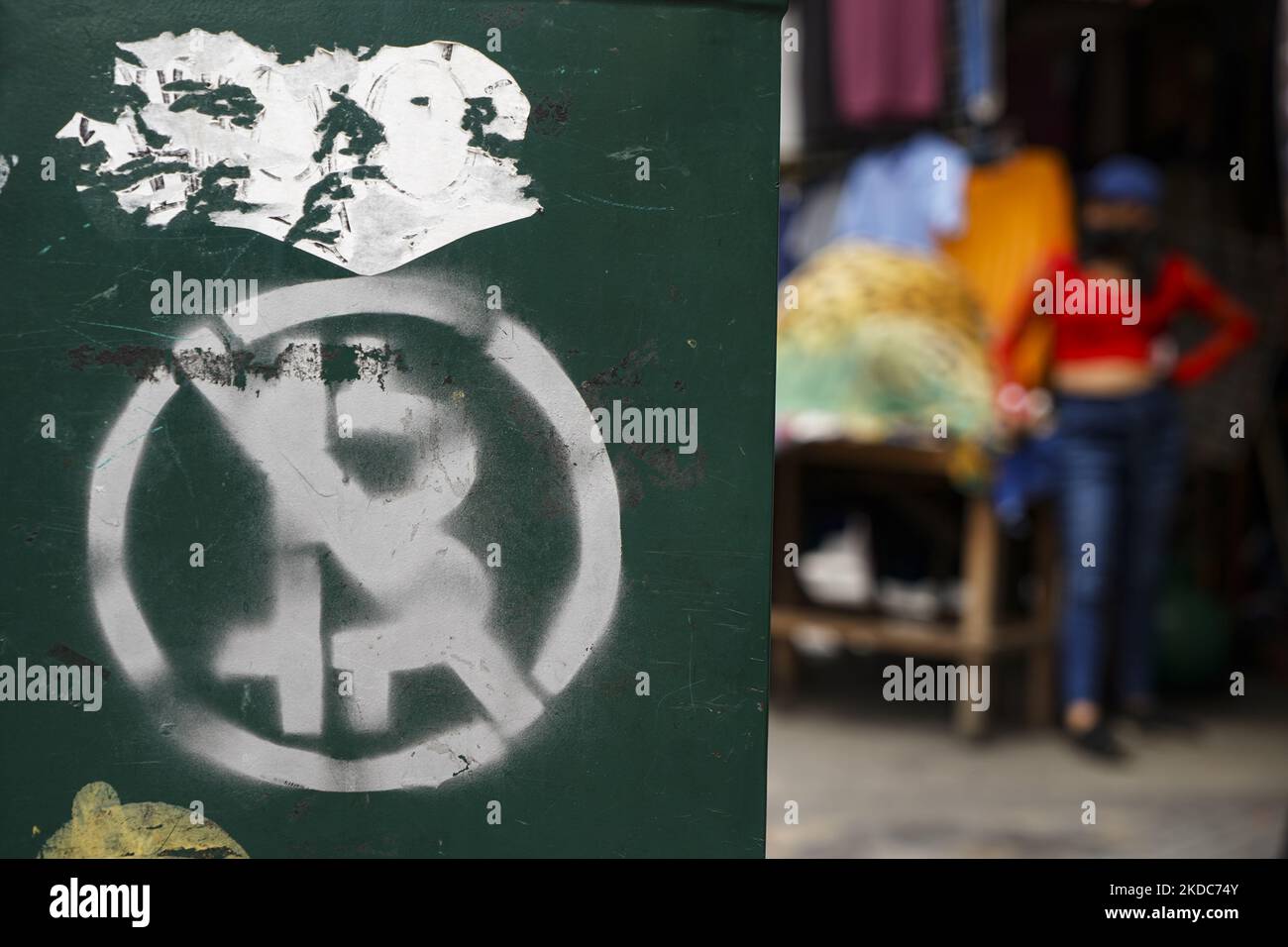 Vista di un graffito che mostra il logo di Bitcoin sbarcato il 15 giugno 2022 a San Salvador, El Salvador. Il governo di El Salvador ha subito perdite pari alla metà degli investimenti in Bitcoin da $103 milioni di dollari, mentre il prezzo di Bitcoin è sceso a circa $20.000 dollari. (Foto di Camilo Freedman/NurPhoto) Foto Stock