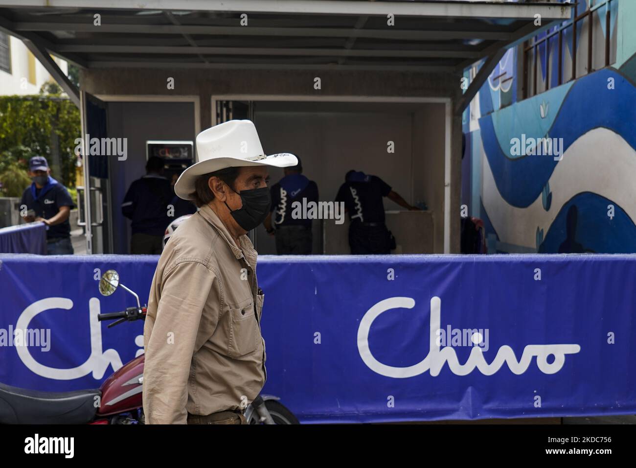 Vista di un graffito che mostra il logo di Bitcoin sbarcato il 15 giugno 2022 a San Salvador, El Salvador. Il governo di El Salvador ha subito perdite pari alla metà degli investimenti in Bitcoin da $103 milioni di dollari, mentre il prezzo di Bitcoin è sceso a circa $20.000 dollari. (Foto di Camilo Freedman/NurPhoto) Foto Stock