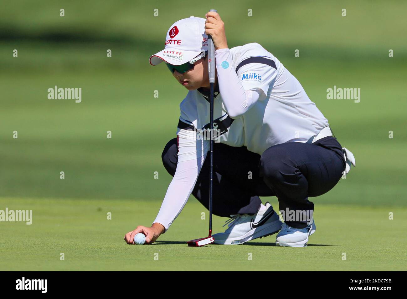 Hyo Joo Kim di Wonju, Repubblica di Corea, ha piazzato la sua palla sul green 9th durante il secondo round del Meijer LPGA Classic Golf Tournament al Blythefield Country Club di Belmont, MI, USA, venerdì 17 giugno 2022. (Foto di Amy Lemus/NurPhoto) Foto Stock