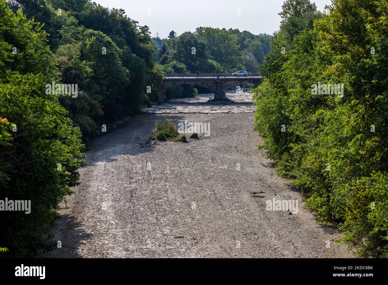 Il torrente Sangone, affluente del po, è completamente asciutto nella zona vicino a Beinasco, vicino a Torino. La mancanza di acqua nel bacino del po non è stata mitigata dalle deboli piogge primaverili. Dopo un periodo di siccità costante, il fiume po e il suo bacino hanno una portata d'acqua inferiore alla metà del normale. Le previsioni a lungo termine non indicano che a breve termine il tempo cambierà con le precipitazioni persistenti. La siccità non è un fenomeno insolito, ma la frequenza con cui si ripresenta negli ultimi anni sta diventando preoccupante anche per gli impatti che ha sugli animali, la flora e l'agricoltura A. Foto Stock