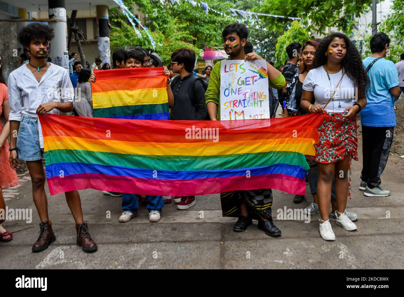 La comunità LGBTQ e le varie organizzazioni studentesche hanno celebrato la marcia di orgoglio a Kolkata , in India , il 18 giugno 2022 . (Foto di Debarchan Chatterjee/NurPhoto) Foto Stock