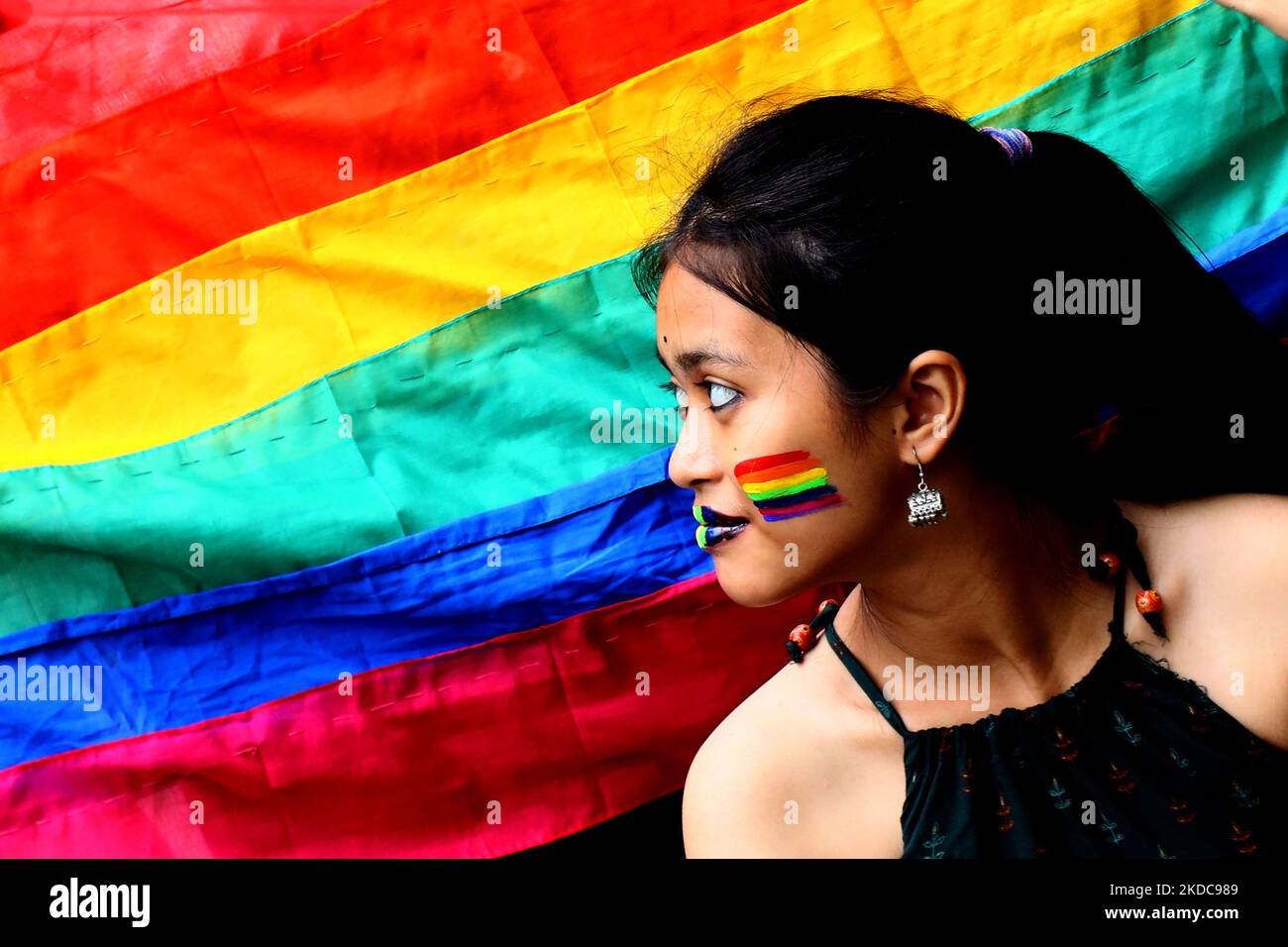 La comunità LGBTQ e vari studenti partecipano Pride march per celebrare il mese di orgoglio a Kolkata, India, il 18,2022 giugno, riconosciuto come Pride Month, è un movimento politico per e dalla comunità queer e transgender. Mentre le conversazioni intorno alla comunità LGBTQ+ sono entrate nel mainstream, la presenza del settore aziendale è aumentata. Oggi, ogni azienda vale la sua â€œcelebratesâ€ di sale con lanci di prodotti e LIP-service. I film e le campagne attorno ai temi LGBTQ+ creano un'idea di progresso difficilmente riflessa nella società contemporanea. Il passaggio del regressivo Trans Act 2019 in Ind Foto Stock