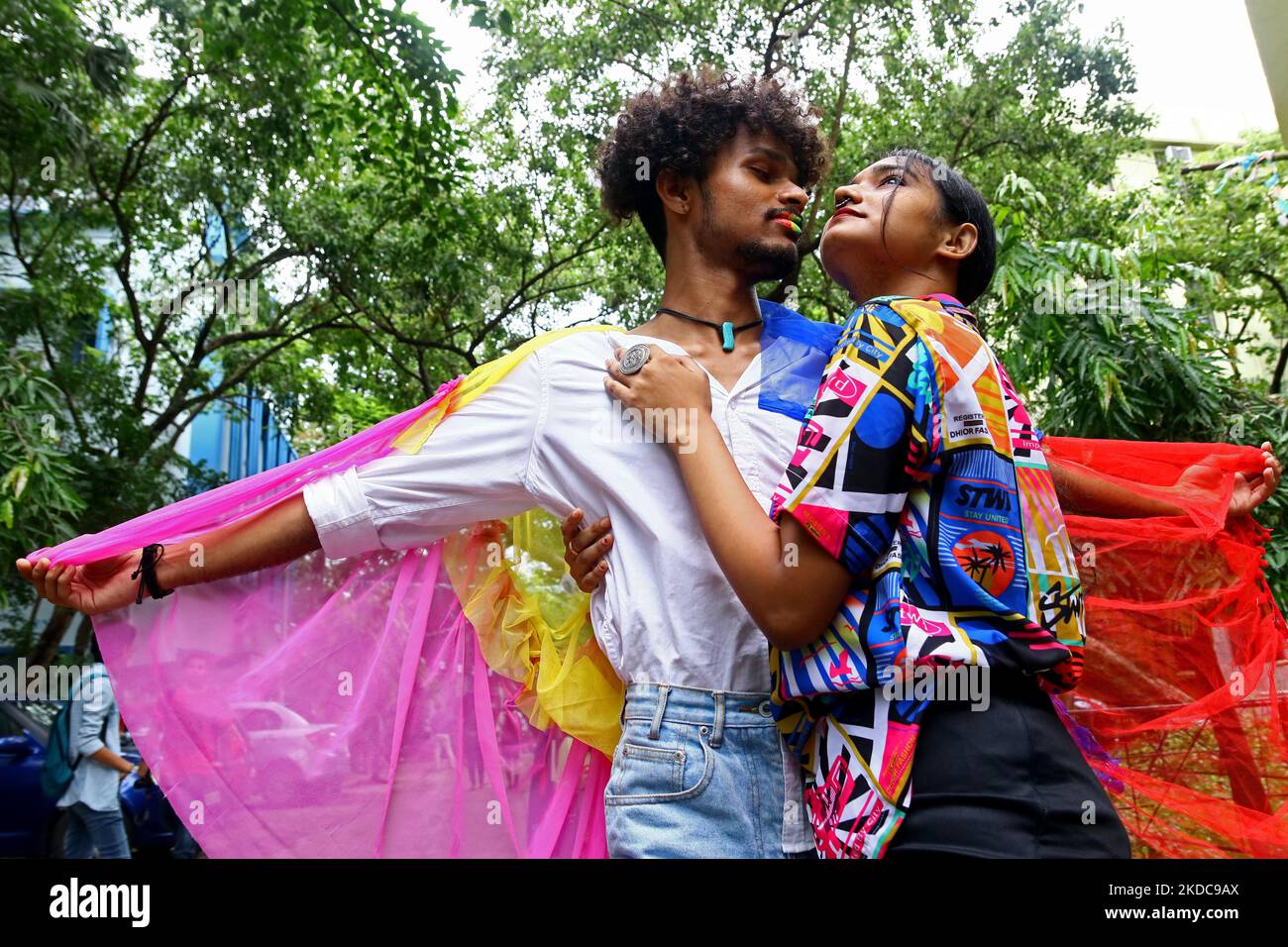 La comunità LGBTQ e vari studenti partecipano Pride march per celebrare il mese di orgoglio a Kolkata, India, il 18,2022 giugno, riconosciuto come Pride Month, è un movimento politico per e dalla comunità queer e transgender. Mentre le conversazioni intorno alla comunità LGBTQ+ sono entrate nel mainstream, la presenza del settore aziendale è aumentata. Oggi, ogni azienda vale la sua â€œcelebratesâ€ di sale con lanci di prodotti e LIP-service. I film e le campagne attorno ai temi LGBTQ+ creano un'idea di progresso difficilmente riflessa nella società contemporanea. Il passaggio del regressivo Trans Act 2019 in Ind Foto Stock