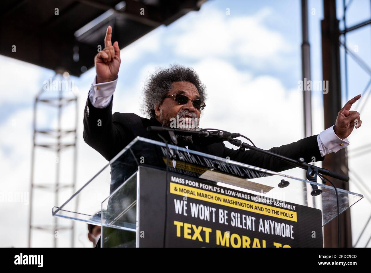 Il Dott. Cornel West consegna un discorso appassionato alla marcia morale della Campagna popolare dei poveri (PPC) su Washington e ai Sondaggi. L’evento richiama l’attenzione sul livello di povertà e instabilità economica negli Stati Uniti e sul tasso sproporzionato di mortalità per coronavirus tra i poveri e i redditi bassi, e richiede una distribuzione più equa delle risorse in tutta la società e il diritto di voto per tutti gli americani. Centinaia di organizzazioni e migliaia di persone hanno partecipato alla marcia. (Foto di Allison Bailey/NurPhoto) Foto Stock